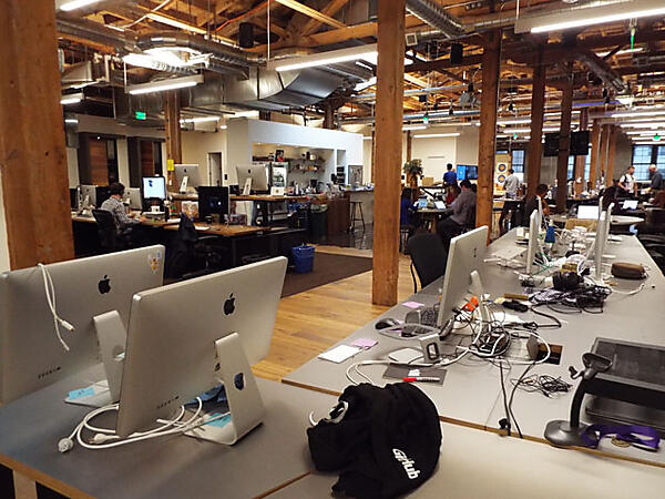 写真のデスクはこんな感じ。パーティションで区切られていない