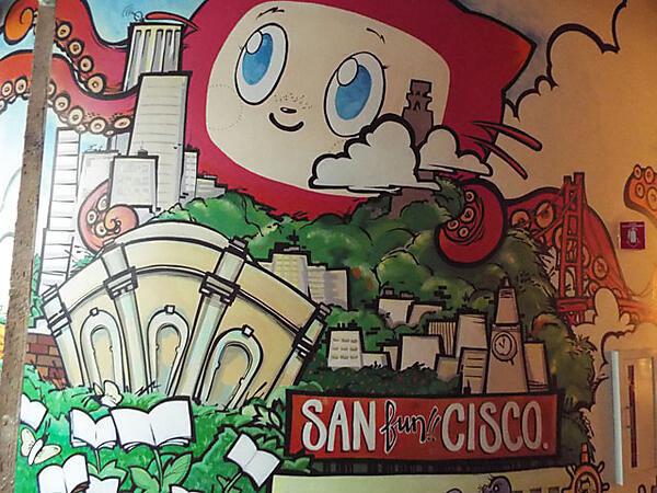 1階の託児スペースにはこんな壁画も