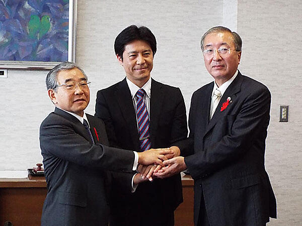 左より島根県知事 溝口善兵衛氏、ミラクル・リナックス社長 伊東達雄氏、松江市長 松浦正敬氏