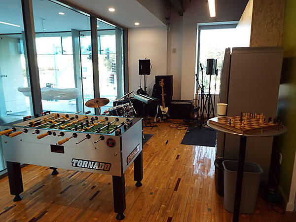 オフィスにはリラックスするための設備も。なおバンド演奏は5時以降のみ解禁