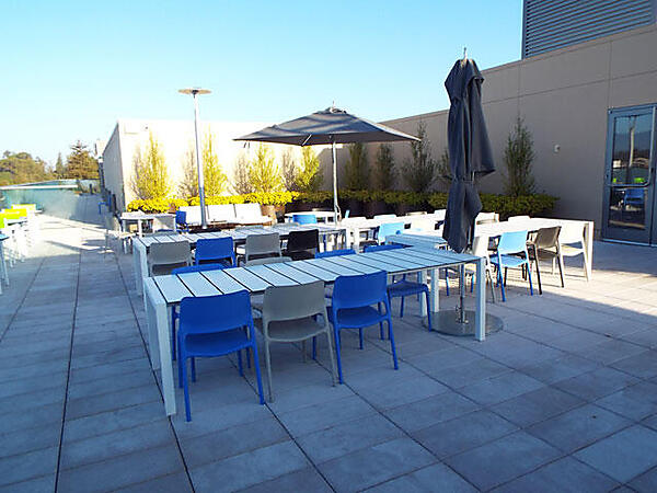 屋上にはパティオスペースがあり、リラックスして仕事ができそう