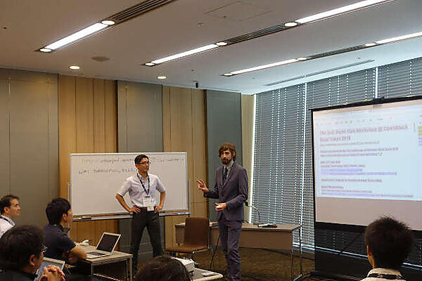 進行役のNTT水野氏とコミュニティマネージャーのトム・ファイフェルド氏