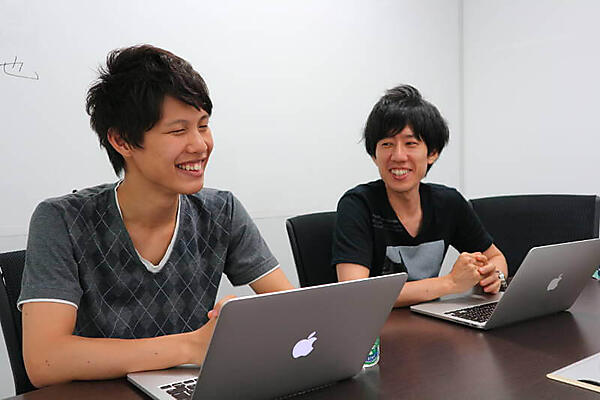 新卒の青山氏（左）と経験豊富な山本氏（右）