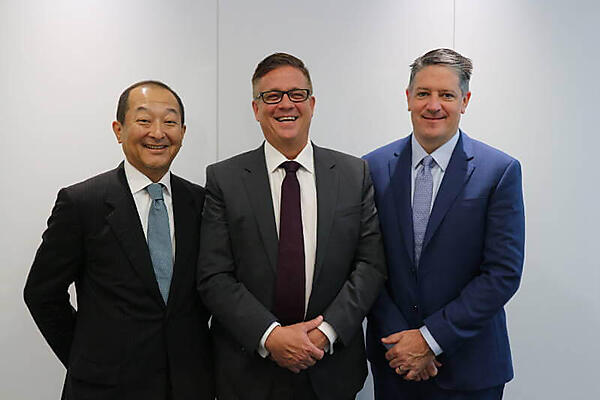 左から、カントリーマネージャーの内田氏、CEO特別顧問のセクストン氏、APAC担当のカバナー氏