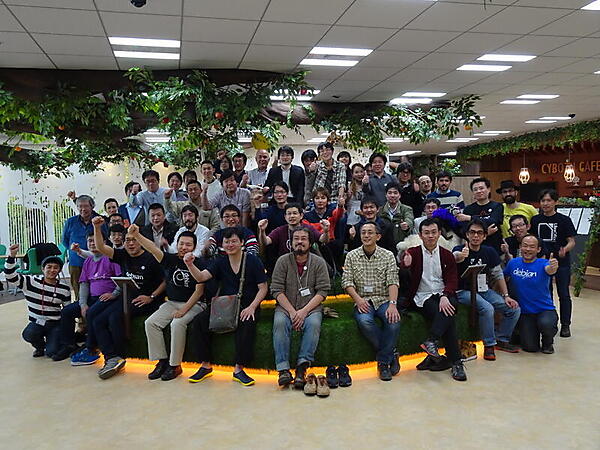 参加者とスタッフの集合写真