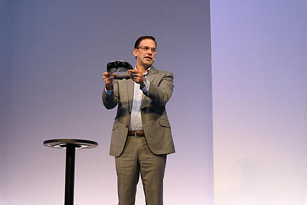 HoloLensを紹介する平野氏