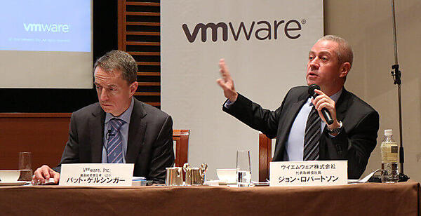 記者会見に臨んだゲルシンガー氏とロバートソン氏