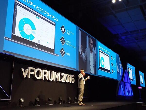 Cross-Cloud Servicesのデモを行うデサイー氏