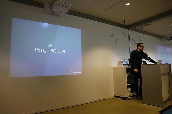 プレゼンテーションを行うanyninesのFischer氏