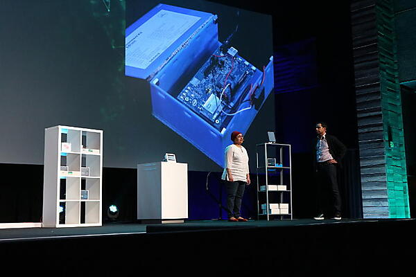 店舗を模したデモを見せるBalwinder Kaur氏