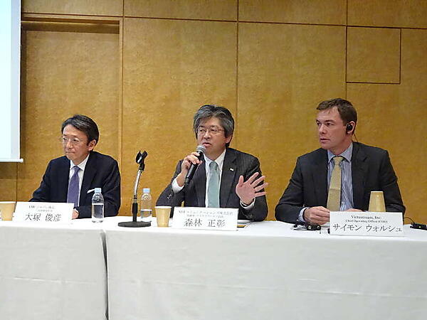 左からEMCジャパンの大塚俊彦氏、NTTコムの森林正彰氏、VirtustreamのWalsh氏