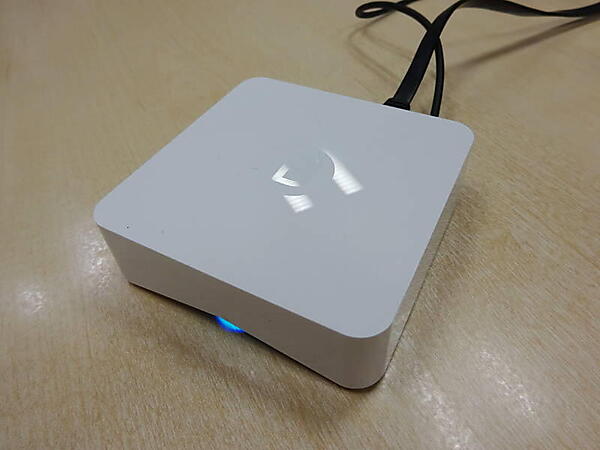 小型（約9cm四方）でシンプルなBitdefender BOX。給電はUSBからも行える