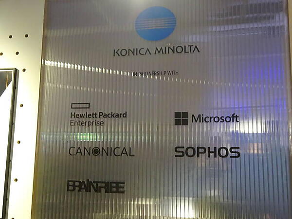 会場に張り出された欧米のメーカー中心のパートナーの名前