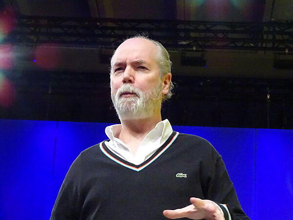 ダグラス・クープランド氏。この外見でまだ55歳であるという