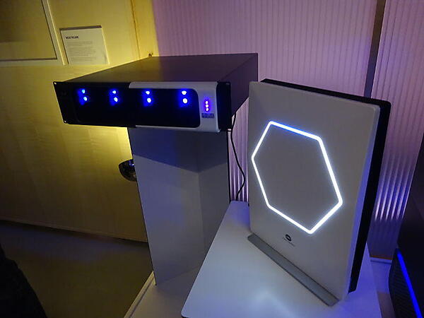 紹介されたハードウェア。サーバー然としたラック型とサーバーらしくないエッジ型