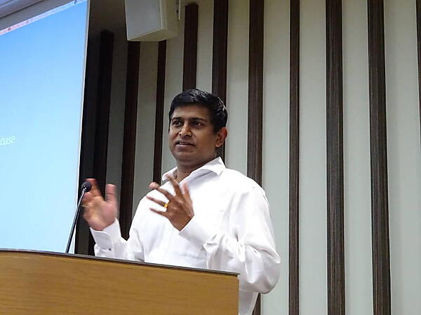 プレゼンテーションを行うNair氏