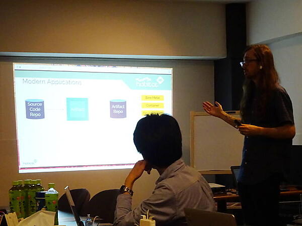 モダンなアプリケーションの特徴を説明するHenry氏