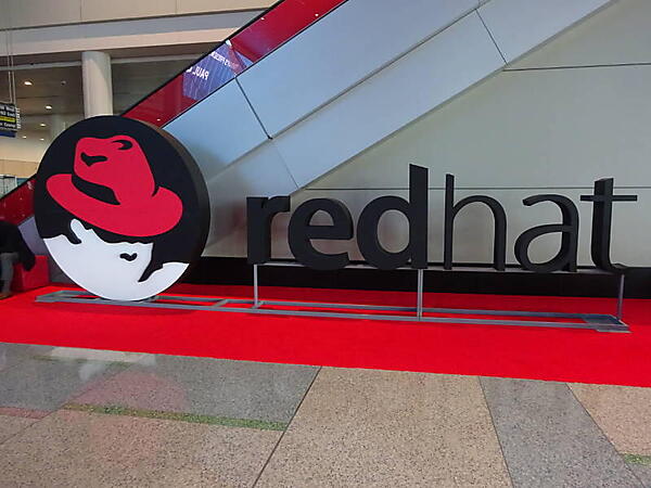 カンファレンス会場の巨大なRed Hatロゴ