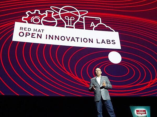 Open Innovation Labsを紹介するAllessio氏