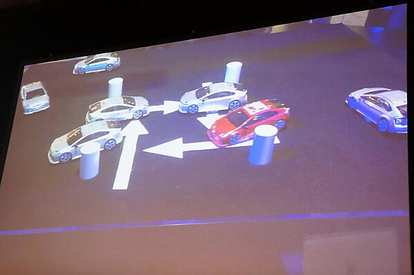 自動運転の模型自動車のデモ人間が操作する赤い模型自動車が邪魔をしてもうまく対応する