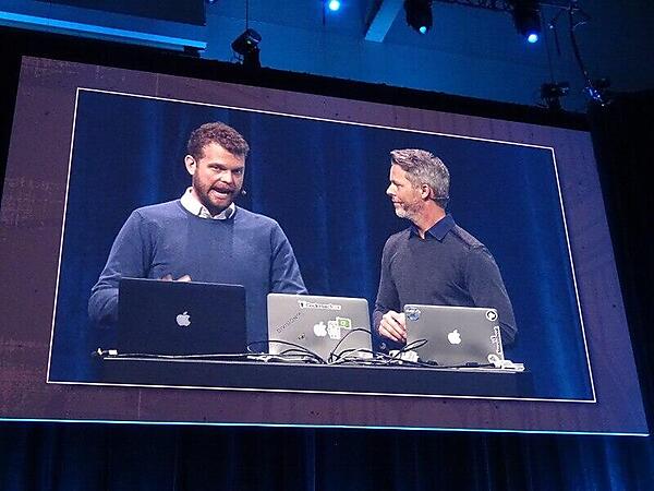 CEOのキンボール氏（右）自らがCockroachDBのデモ。左はCoreOSのポルビ氏