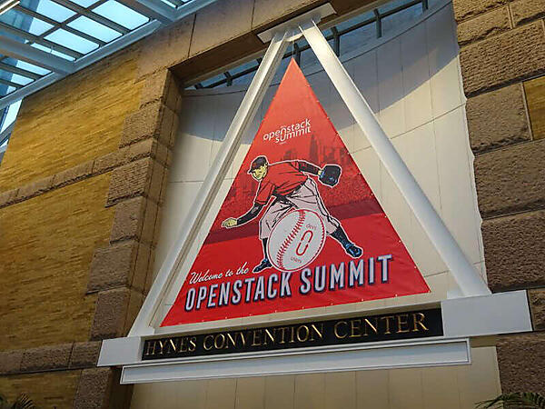 会場のエントランスには大きなバナーが