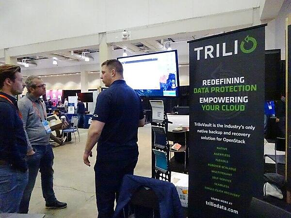 Trilioのブースで説明を聞く参加者。人気は上々