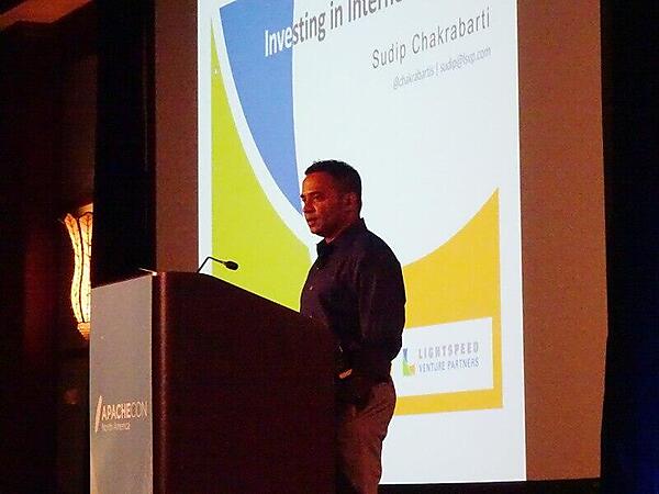 IoTに対する将来予測をプレゼンテーションするChakrabarti氏