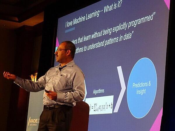 機械学習とSparkについてプレゼンテーションを行うIBMのThomas氏