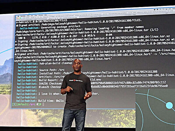 デモを行うGoogleのKelsey Hightower氏