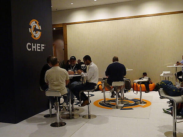 色々なところに椅子とテーブル、それに電源が用意されている