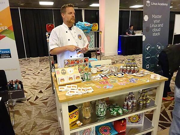 グッズショップのようなDNSimpleのブース