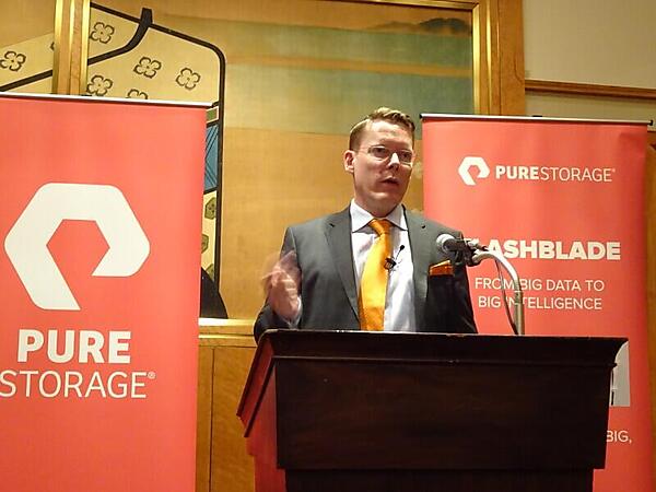 プレゼンテーションを行うキックスモーラー氏