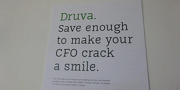 Druvaのポスター「Druvaのコスト削減でCFOが思わず笑ってしまうはず」という意味