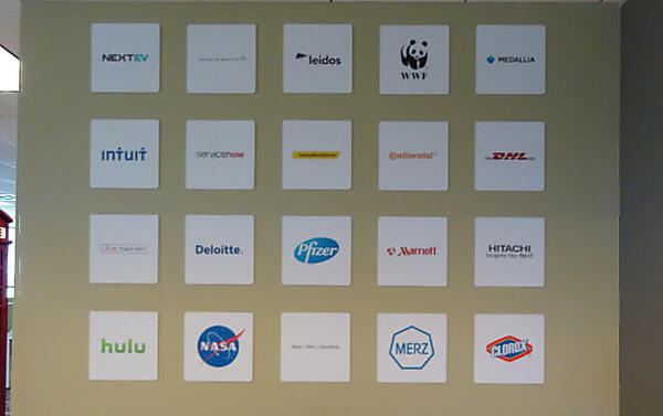 受付の前には多くの顧客のロゴが掲示されている