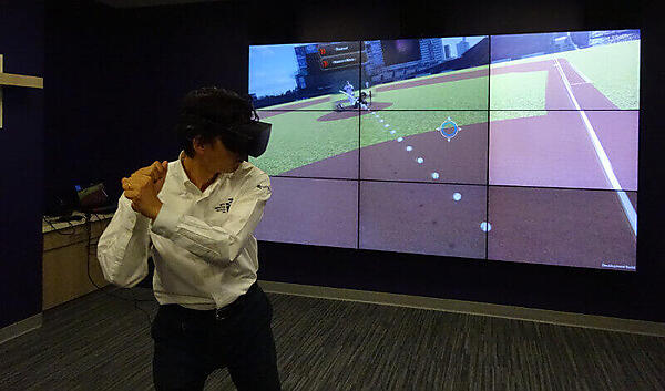 VRゴーグルを付けてデモを行うNTT I3の本橋健氏。今回の調整を行ってくれたSVPである