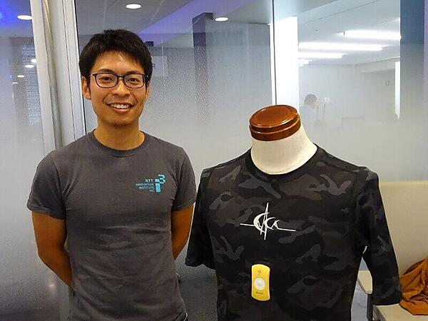 ウェアラブルセンサーのhitoeと片岡氏。すでに市販されているという