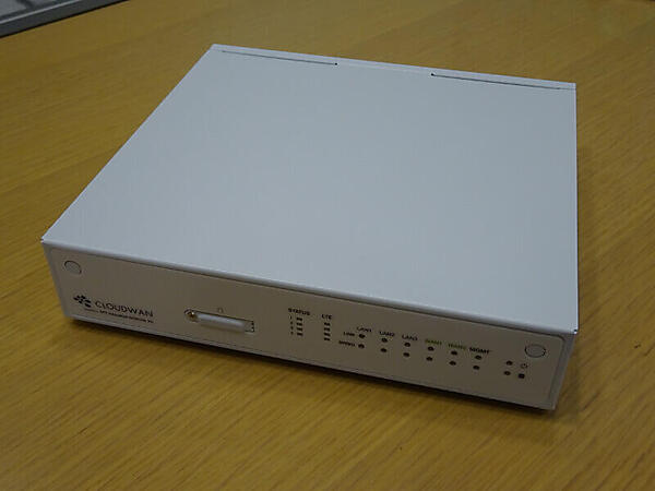 CloudWANの筐体。表面のパネルはサービスを提供する企業のブランドになるという