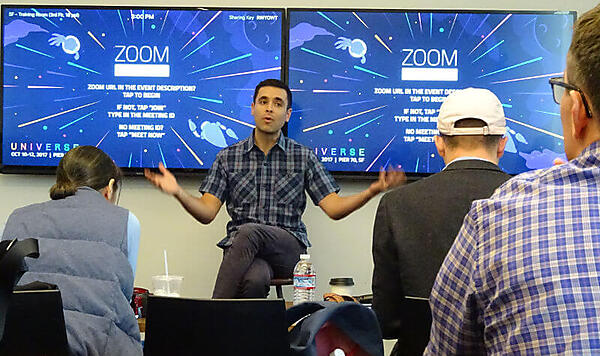 プレスからの質問に答えるAvalos氏