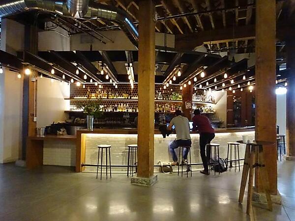 商業施設と見間違えるレベルのバーカウンターは健在