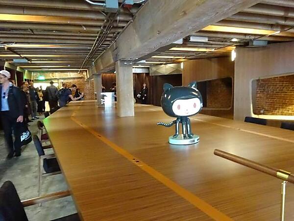 大きなテーブルの上にはモナリザの像が