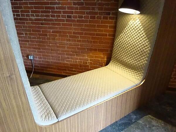 本棚の裏に作られた一人用作業スペース