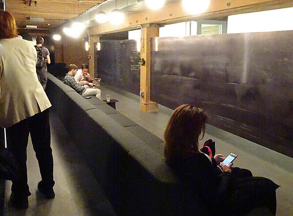 共有スペースには白板ならぬ黒板が用意されていた