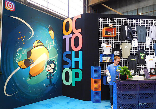 日本でも大人気のGitHubグッズのショップも開店中。もちろんインスタOKだ