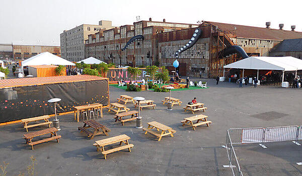 外から見ると、いかにも倉庫跡地といった風情だ