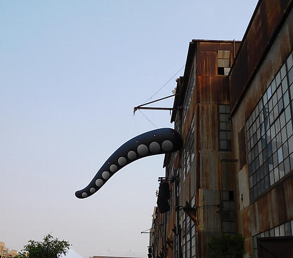 建物からモナリサの足が生えている