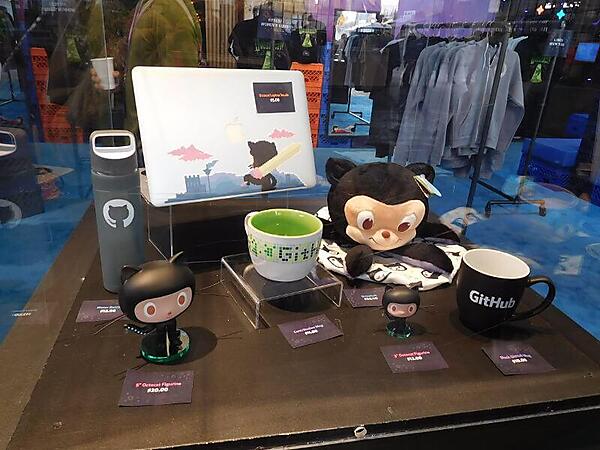 マグカップからフィギュアまで品揃えは豊富