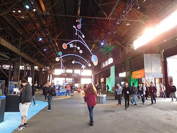 ブースのデザインも各社それぞれ