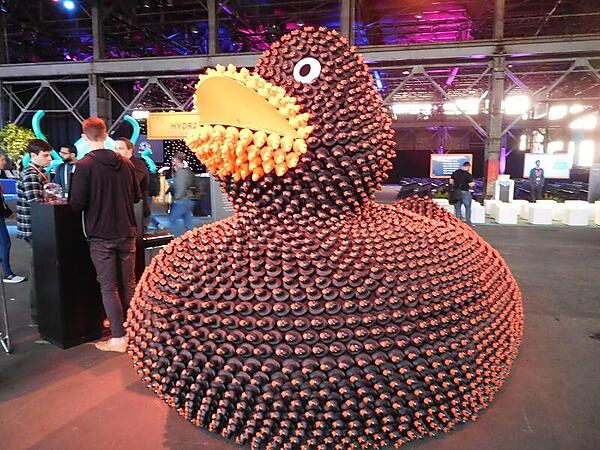 Black Duckは文字通りのアヒルの作り物でアピール