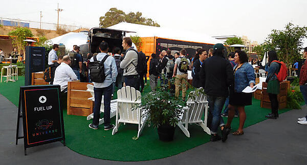 ラテを無料で提供するトレイラー